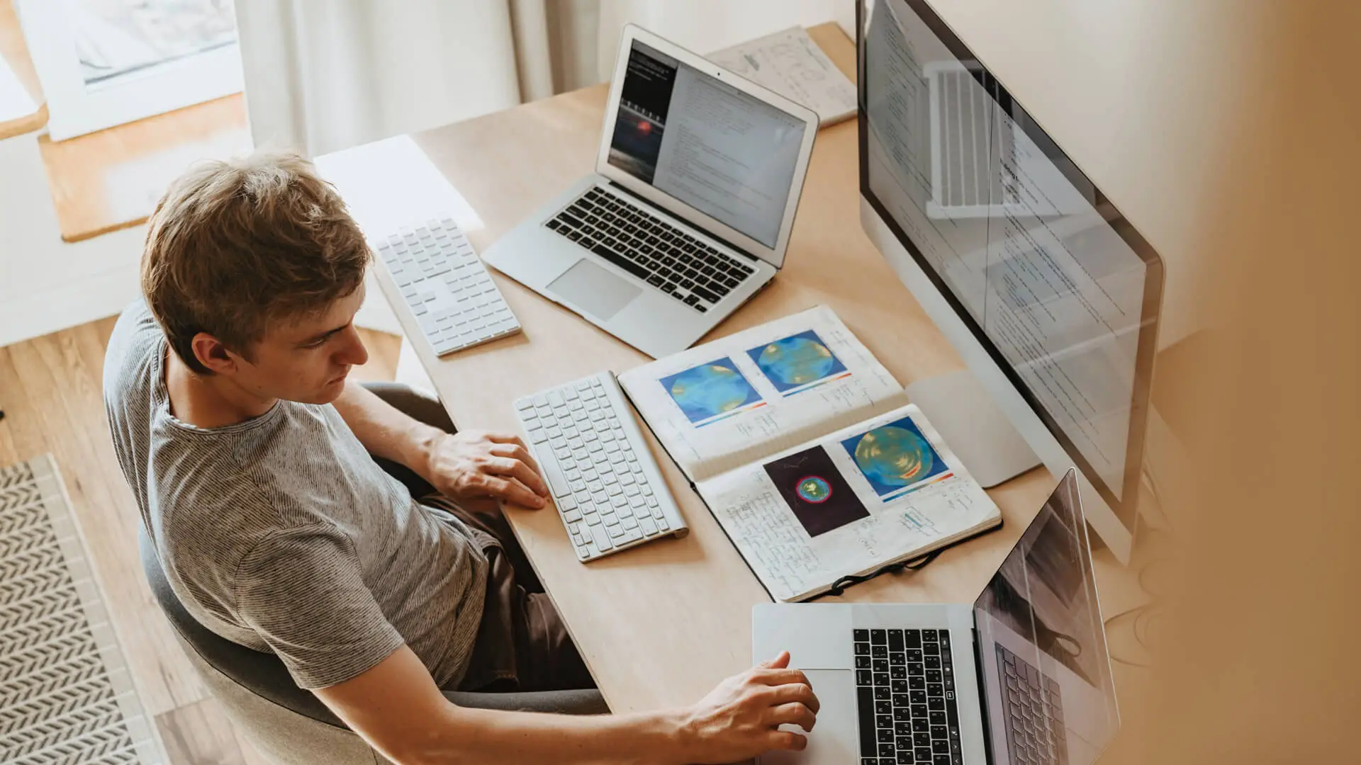 Agentur Siebenpunkt vorm Computer